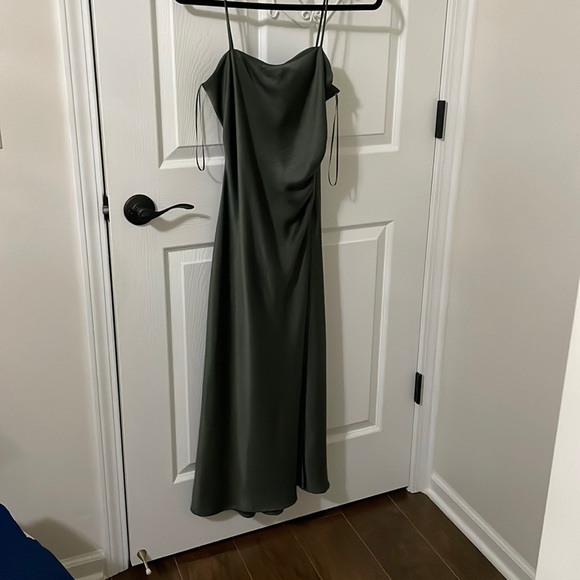 Olive green silk dress with slit at the bottom and a zipper on the side zara - Picture 1 of 3